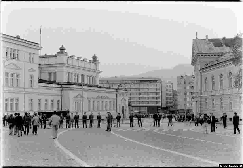 Районът е отцепен, няма достъп до централния вход на парламента.