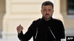 Volodimir Zelenszkij ukrán elnök a kanadai miniszterelnökkel közös sajtótájékoztatón a kijevi Marijinszkij-palotában 2025. augusztus 24-én