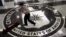 Sigla CIA la intrarea în cartierul general din Langley, Virginia, Statele Unite al Americii