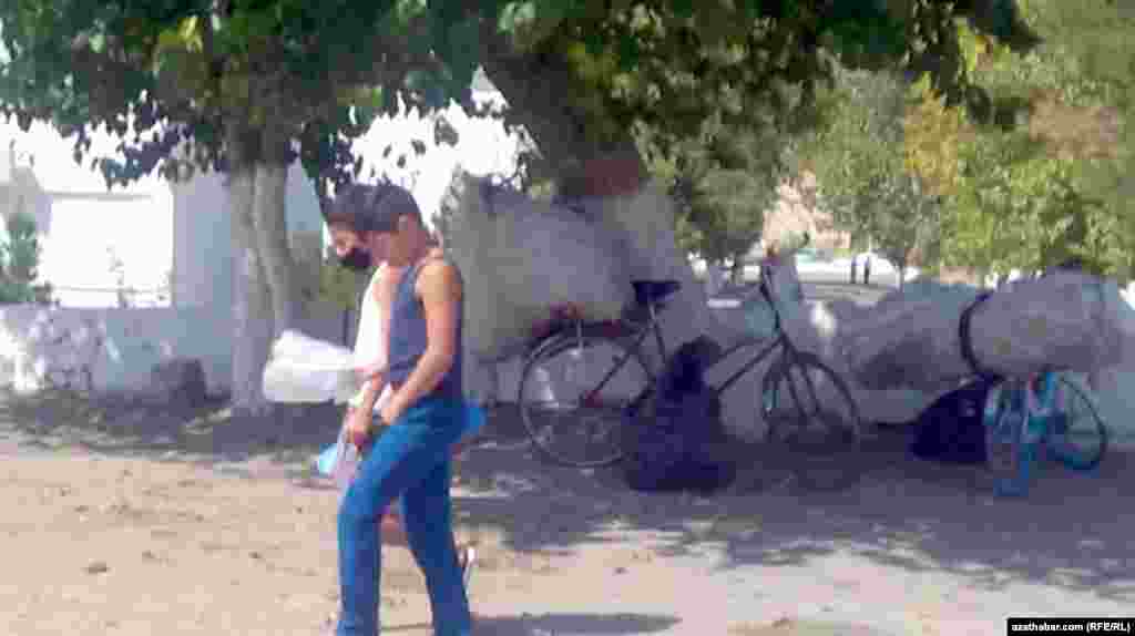 В сельской местности велосипеды используются для перевозки грузов. Туркменистан.