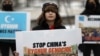 12-летний Умер Ян на акции протеста с плакатом "Остановите китайский геноцид уйгуров!"