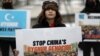 12-летний Умер Ян на акции протеста с плакатом "Остановите китайский геноцид уйгуров!"
