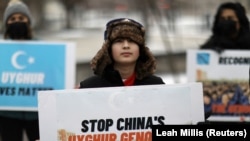 12-гадовы Ўмер Ян на акцыі пратэсту з плякатам «Спыніце кітайскі генацыд уйгураў!»