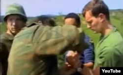 Nicholas (Nikola) Ribić sa šljemom dok pripadnici Vojske RS-a, krajem maja 1995. godine, uzimaju za taoce pripadnike UN-a s ciljem da spriječe NATO bombardiranje srpskih položaja na Palama, u blizini Sarajeva. Video: YT / Patriotska liga BiH