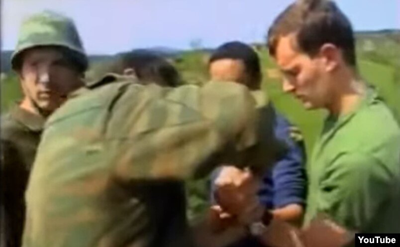 Nicholas Ribiq me helmetë, ndërsa anëtarët e Ushtrisë së Republikës Sërpska marrin peng pjesëtarë të OKB-së në fund të majit 1995, në Pale, pranë Sarajevës. Video: YT / Lidhja Patriotike e BeH.