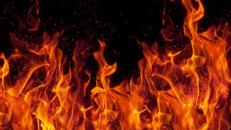 Пожар зад Судот во Струмица, се слушаат пукотници од запалена пиротехника