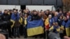 Евакуйовані жителі окупованих Росією Олешків під час прибуття на підконтрольну владі України територію. Чернігівщина, 31 жовтня 2026 року 