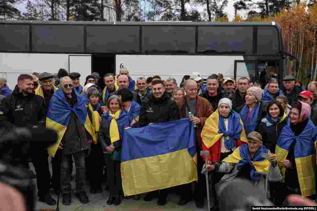 Евакуйовані з окупованих Олешок громадяни України з омбудсменом Дмитром Лубінцем, Чернігівщина, 31 жовтня 2026 року.<br><br>За його словами, найстаршій людині, яка виїхала з окупованих Олешків, – 94 роки, наймолодшій – трохи більше від року
