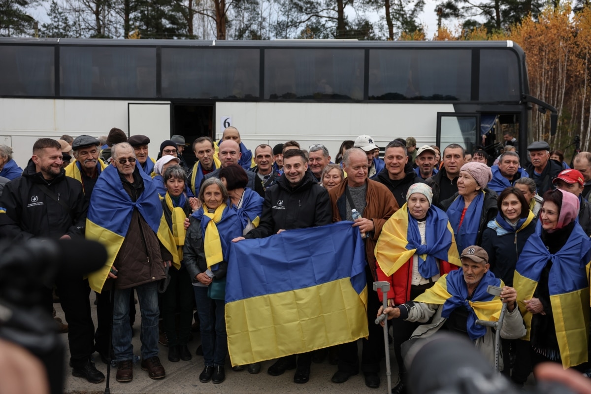 Евакуйовані з окупованих Олешок громадяни України з омбудсменом Дмитром Лубінцем, Чернігівщина, 31 жовтня 2026 року.<br><br>За його словами, найстаршій людині, яка виїхала з окупованих Олешків, – 94 роки, наймолодшій – трохи більше від року
