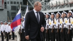Владимир Путин осматривает большой противолодочный корабль "Вице-адмирал Кулаков". Сентябрь 2014 года