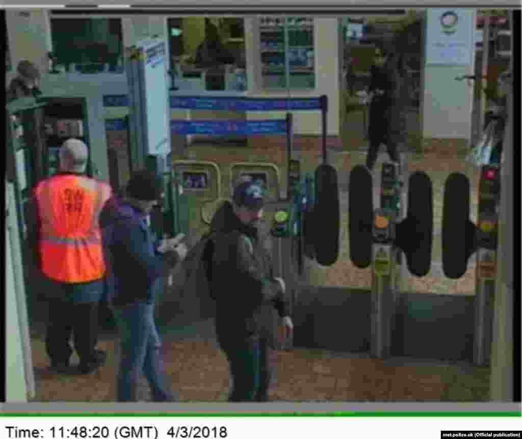 Воскресенье, 4 марта, 11:48.&nbsp;Подозреваемые вновь в Солсбери, выходят с железнодорожной станции. Кадр с камеры слежения.