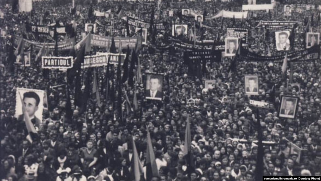 Vizită la Botoșani pe 15 septembrie 1977, cu exact 12 ani înainte. În acest interval, cultul personalității a atins un nivel paroxistic. Sursa: comunismulinromania.ro (MNIR)