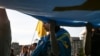 Крымчанка держит большое полотно крымскотатарского флага на Майдане Независимости. Киев, 26 июня 2018 года. Иллюстрационное фото