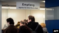 "Mladi ljudi kojima ne možete dati posao odlaze pa vam tako smanjuju pritisak. S druge strane, novac koji zarade u Njemačkoj i drugdje, šalju nazad kući. To je bio dvostruki dobitak za najveći broj balkanskih političkih elita"