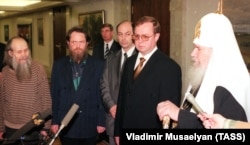 Председатель правительства России Сергей Степашин (второй справа) и Патриарх Московский и всея Руси Алексий II встретились с освобожденными из чеченского плена священниками, май 1999 года