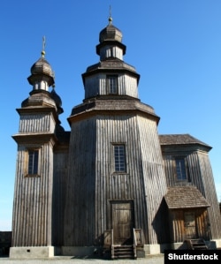 Георгіївська церква в селищі Седневі Чернігівського району (Чернігівська область). Збудована не пізніше 1747 року, за переказами – ще у XVII столітті. Цінна історико-архітектурна пам'ятка; рідкісний зразок монументальних дерев'яних споруд на Лівобережжі України періоду бароко