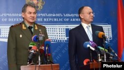 Совместная пресс-конференция министров обороны Армении (справа) и России в Ереване, 29 января 2013 г․