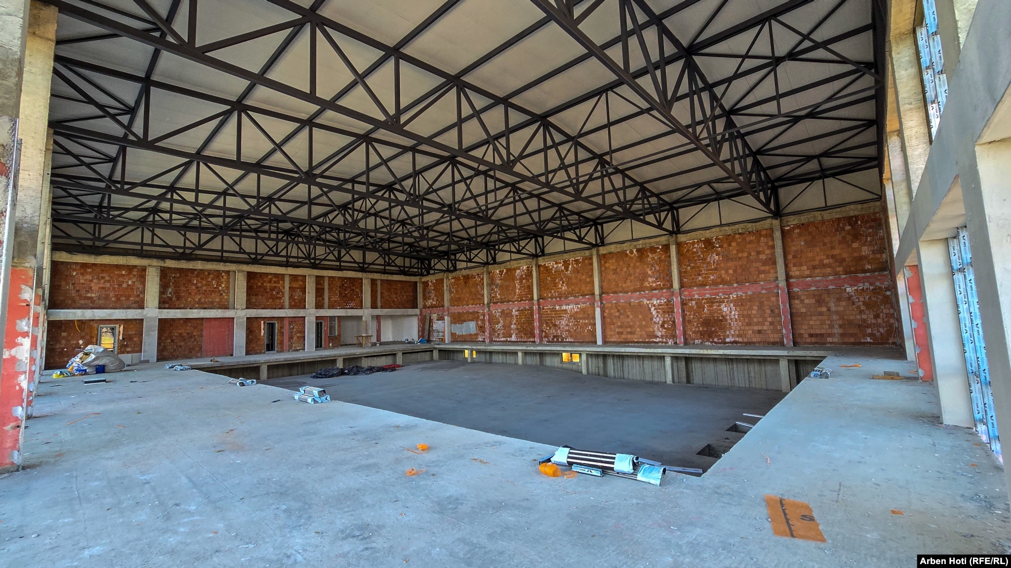 Pishina e mbyllur olimpike duke u ndërtuar në Podujevë për garat e notit në Lojërat Mesdhetare 2030.