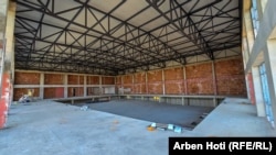 Pishina e mbyllur olimpike duke u ndërtuar në Podujevë për garat e notit në Lojërat Mesdhetare 2030.