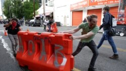 Demonstranti postavljaju barikade na ulicama Sijetla, 9 juni 2020.