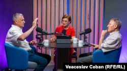 Analiștii politici Igor Boțan (stânga) și Nicolae Negru, invitații permanenți ai Eugeniei Crețu la podcastul „Dincolo de Știri”, în studioul Europei Libere
