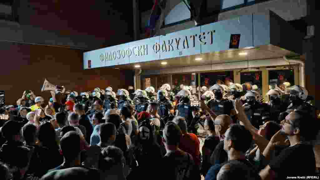 Studenti, profesori i građani okupili su se 28. augusta ispred zgrade Filozofskog fakulteta u Novom Sadu, gdje su prisutne jake policijske snage, Srbija. Već nekoliko dana vrata ove visokoškolske ustanove pod ključem drži dekan nakon što je 26. augusta iz zgrade izbacio studente u blokadi. Istog dana on je pozvao policiju koja od tada ne dozvoljava ulazak studentima ni dijelu zaposlenih.