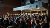 Протест перед філософським факультетом у Нові-Саді після того, як декан заборонив вхід працівникам і студентам, 28 серпня 2025 року