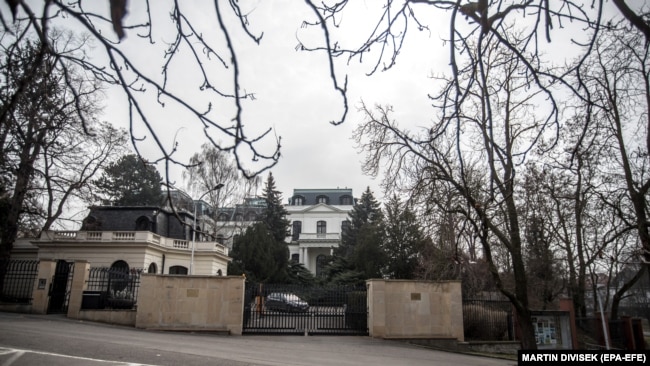 Pamja e jashtme e ambasadës ruse në Pragë, 26 mars 2018.