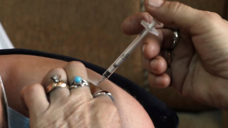 افغانستان کې ښوونکو ته د کرونا ویروس ضد واکسین تطبیق پيل شو