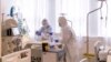 Lélegeztetett, dializált beteget ápolnak a Felső-Szabolcsi Kórház koronavírussal fertőzött betegek ellátására kialakított intenzív osztályán Kisvárdán 2021. április 13-án