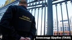 Сотрудник службы судебных приставов у здания Московского областного суда, где произошла перестрелка. 