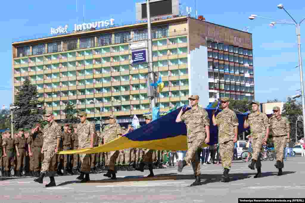 Бійці запорізького військового гарнізону пройшли маршем по майдану Героїв революції, несучи в руках великий Державний прапор