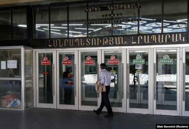 Закрытая станция метро в центре Еревана