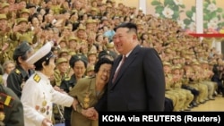 Lider Sjeverne Koreje, Kim Džong UN pozdravlja veterane koji su učestvovali u obilježavanju 73. godišnjice od primirja u Korejskom ratu, Pjongjang, 28. juli 2026.  