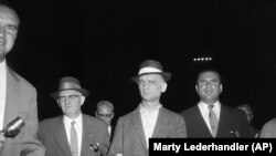 Rudolf Abel (u sredini) u pratnji maršala SAD-a na aerodromu Newark 8. avgusta 1957. godine.
