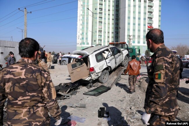 Avganistansko bezbednosne snage na mestu bombaškog napada u Kabulu 15. decembra 2020. u kojem je ubijen zamenik guvernera provincije Kabul Mahbobulah Mohibi.