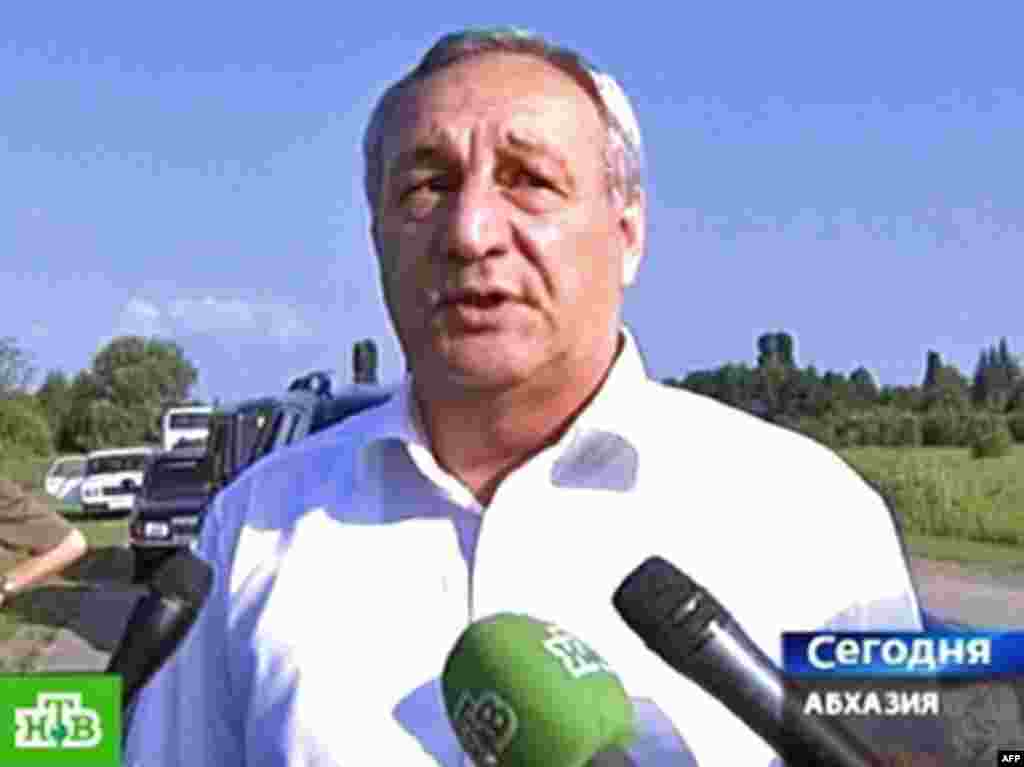 Помощь Южной Осетии обещает и абхазский президент Сергей Багапш. Известно, что после начала штурма Цхинвали уже состоялся телефонный разговор между президентами двух непризнанных республик.