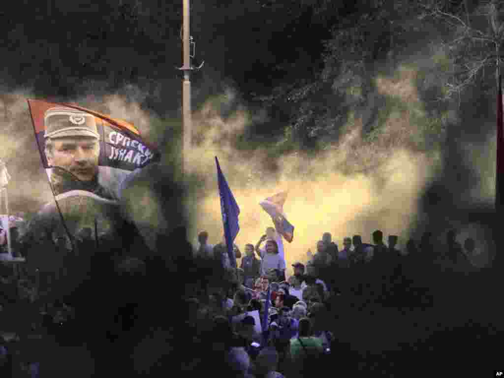 معترضان در بلگراد در حمایت از راتکو ملادیچ، متهم جنایات جنگی در خلال جنگ&zwnj;های خونبار یوگوسلاوی سابق، اندکی پس از اعلام خبر دستگیری وی، گرد هم آمده&zwnj;اند/ ۲۶ مه ۲۰۱۱