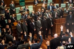Qindra pjesëtarë të sigurimit të Kuvendit të Kosovës kishin rrethuar, përveç objektin e Kuvendit, edhe sallën, korridoret si dhe vetë kandidatin për president, Thaçi.
