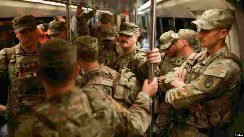 A Nemzeti Gárda közös műveleti csoportja (Joint Task Force-DC) vasárnap írásos nyilatkozatában közölte, hogy a katonák csak „végső esetben és kizárólag közvetlen halálos veszély vagy súlyos testi sértés esetén” használnak fegyvert
