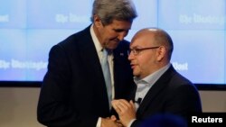 Репортер газеты Washington Post Джейсон Резаян и госсекретарь Джон Керри 