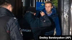 Алексей Навальный абактан чыгып келатат, 24-сентябрь, 2018-жыл. 
