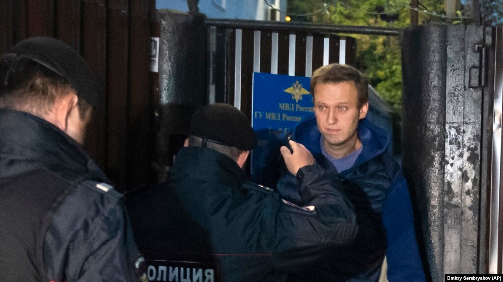 Алексей Навальный выходит из спецприемника. Москва, 24 сентября 2018 года