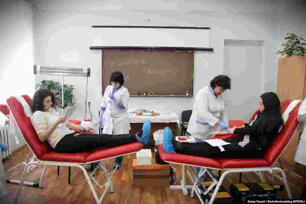 Університетську аудиторію перелаштували під донорський пункт - одночасно тут можуть приймати кров у чотирьох осіб