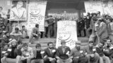 مهدی بازرگان در حال سخنرانی در دانشگاه تهران، ۲۰ بهمن ۱۳۵۷