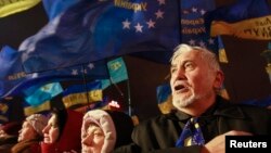 Ukraine -- Pro-European integration protesters pray before the beginning of a rally in Maidan Nezalezhnosti on Independence Square in central Kyiv, December 17, 2013