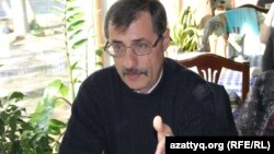 Adam qwqığı jönindegi qazaqstandıq byuronıñ direktorı Evgeniy Jovtis. Almatı, 17 qazan 2016 jıl.