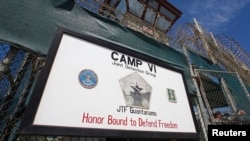 Гуантанамо түрмесінің қақпасындағы жазу. 5 наурыз 2013 жыл.