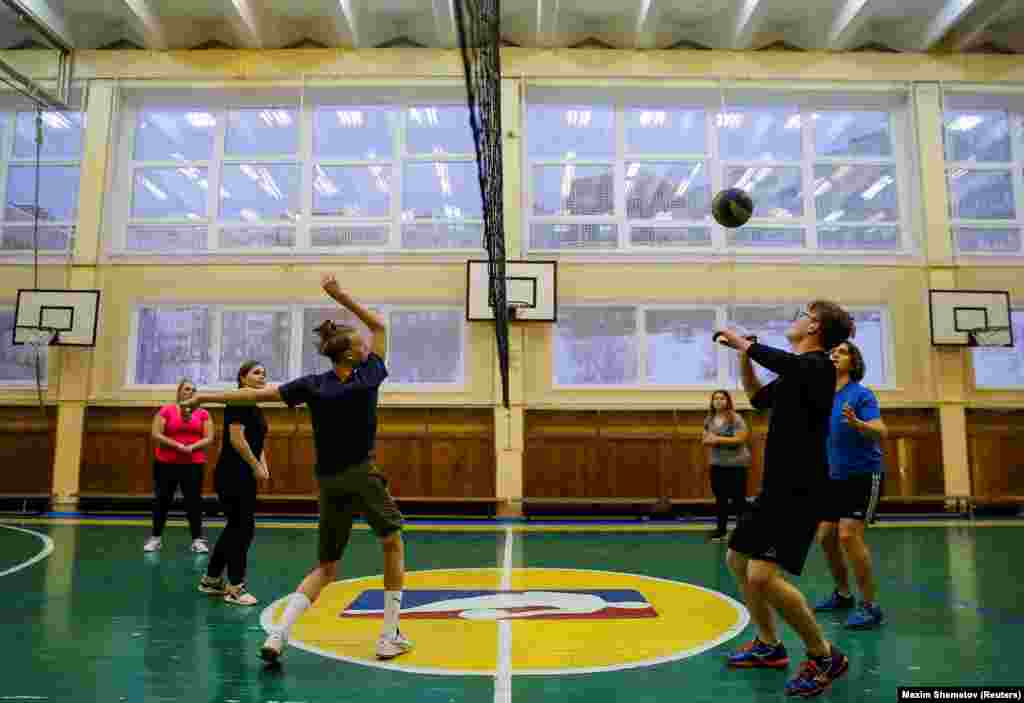 Учащиеся русско-норвежской школы в Мурманске играют в волейбол. Школа набирает по 10 человек из каждой страны на годичный курс. Норвежские ученики изучают русский язык, россияне - норвежский.