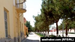 A deserted street in Turkmenabat.